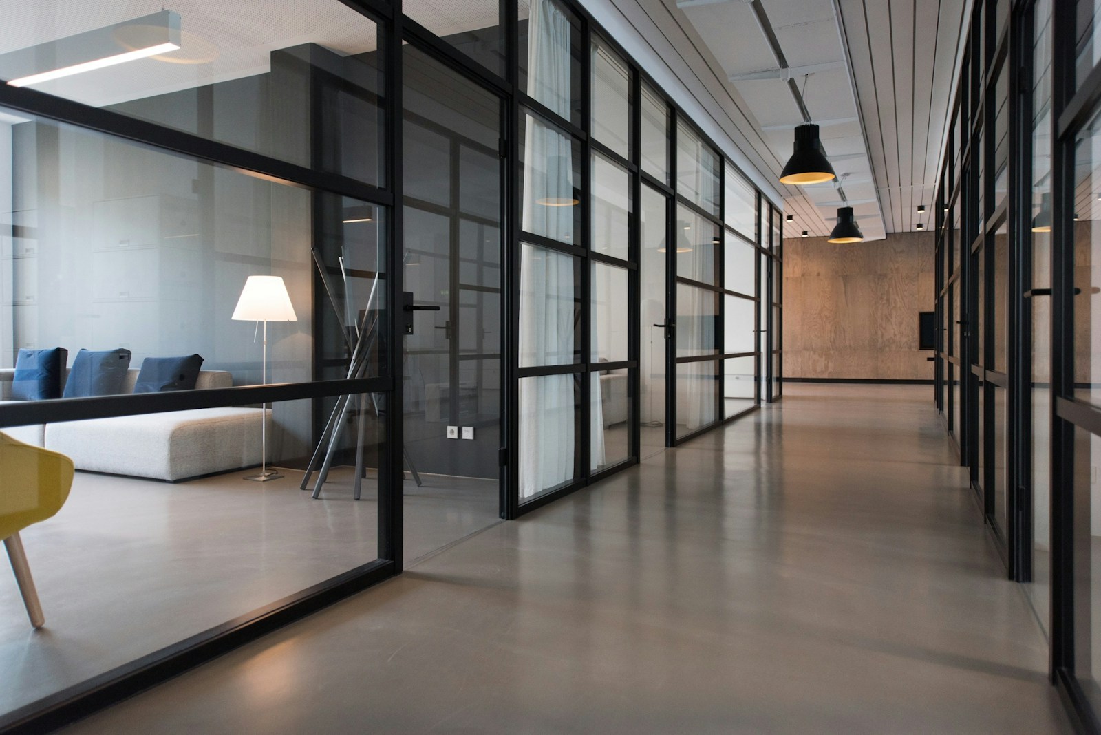 Equipo inmobiliario en oficina